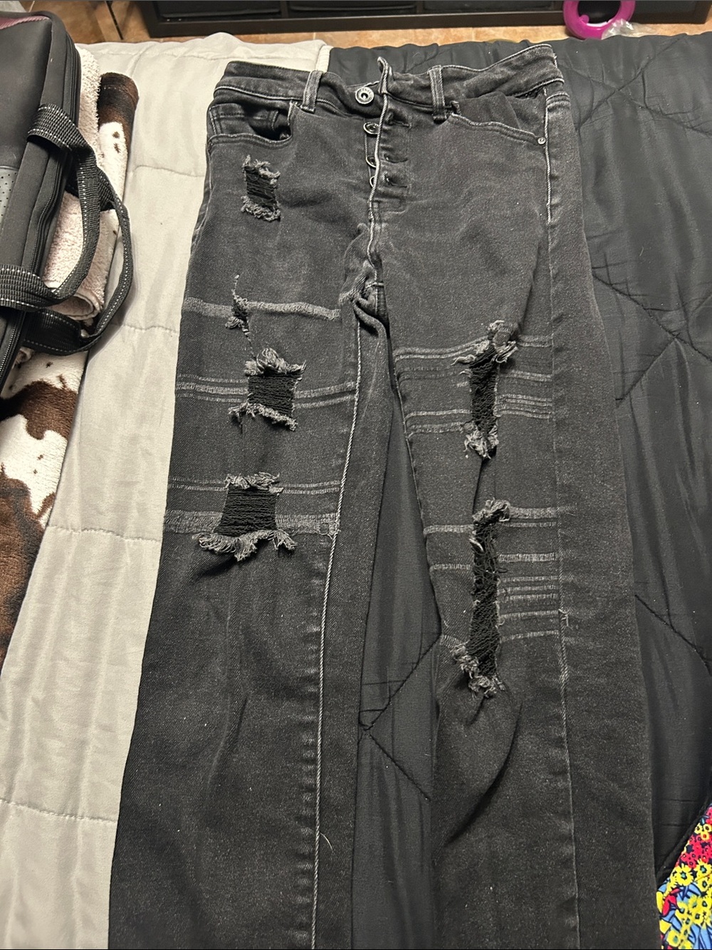 Women’s Black Distressed Skinny Jeans with Ripped Detail